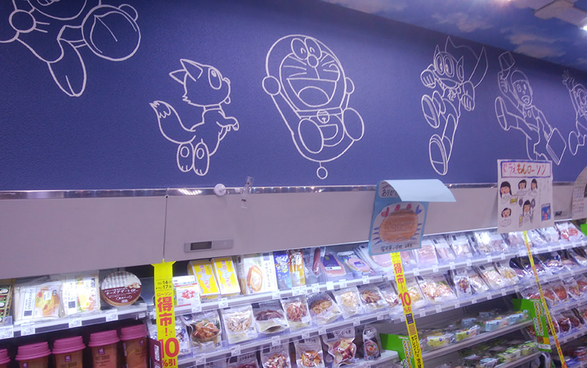 藤子・F・不二雄仕様のローソン宿河原駅前店の店内