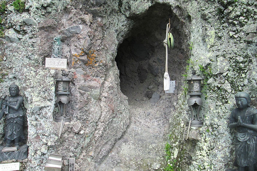 奥之院 笠ヶ瀧寺の本堂に繋がる洞窟