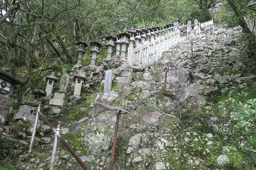奥之院 笠ヶ瀧寺の前半の参道の岩山